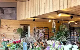 Photographie de divers bouquets de fleurs mis en exposition dans le magasin