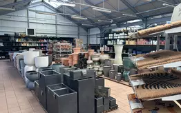 Photographie d'un rayon du magasin Garden Edelweiss avec divers produits de jardinage