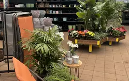 Photographie d'un rayon du magasin Garden Edelweiss avec divers produits de jardinage