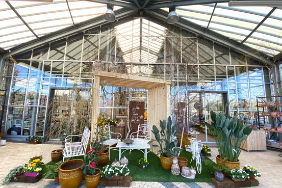 Vue de l'entrée du bâtiment de Garden Edelweiss avec des décoration pour l'extérieur