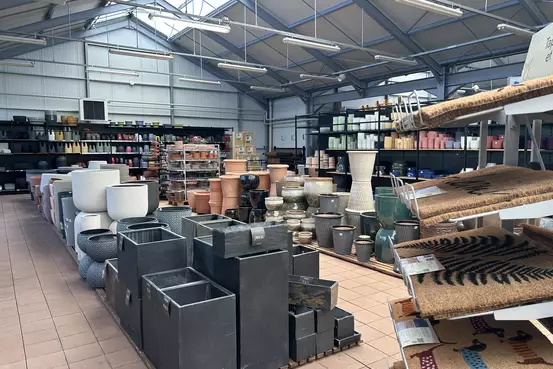 Photographie d'un rayon du magasin Garden Edelweiss avec divers produits de jardinage