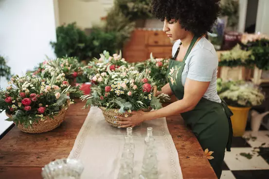 Fleuriste créant des arrangements de fleurs