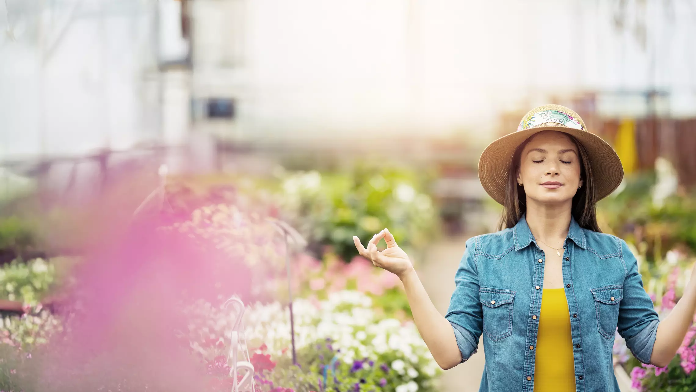 Photographie d'une femme dans un rayon de fleurs